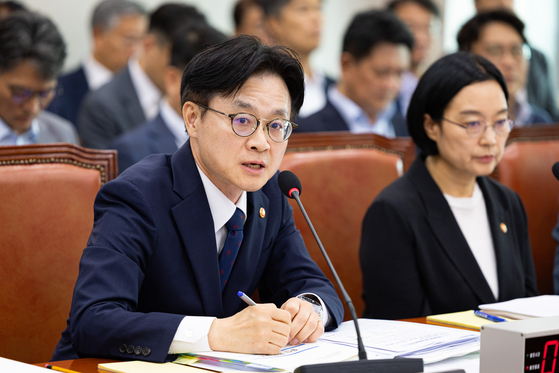 Minister of Trade, Industry and Energy Kim Jung-kwan attends the second plenary session of the National Assembly’s Trade, Industry, Energy, SMEs and Startups Committee in western Seoul on Aug. 19. [NEWS1]