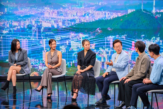 President Lee Jae Myung, third from right, speaks on a panel discussing the future vision of the K-pop industry in Seocho-dong, southern Seoul, in a prerecorded broadcast aired by Arirang TV on Aug. 20. Other panelists included Maggie Kang, writer and director of "KPop Demon Hunters," members Jihyo and Jeongyeon of K-pop girl group Twice and music producer R.Tee. [PRESIDENTIAL OFFICE]