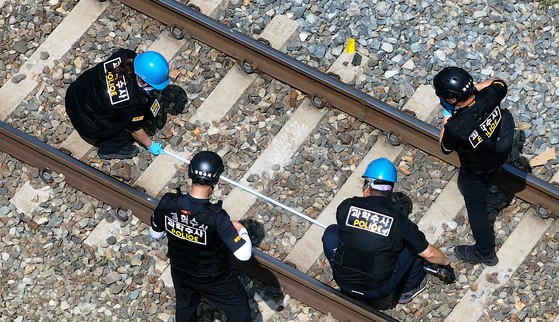 Police conduct an inspection on Aug. 20 at the site of the Mugunghwa train accident that occurred in Hwayang-eup, Cheongdo County, North Gyeongsang, on Aug. 19. [YONHAP]