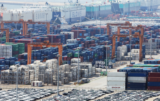 Trade containers are stacked at Pyeongtaek Port in Gyeonggi on Aug. 18. [YONHAP] 
