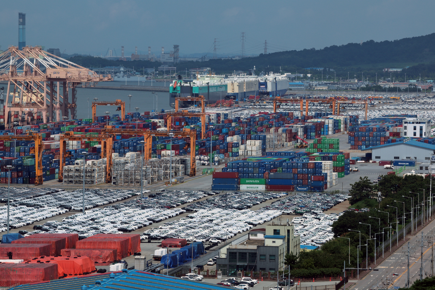 Export-bound containers are stacked at Pyeongtaek Port in Gyeonggi on Aug. 17. [NEWS1] 