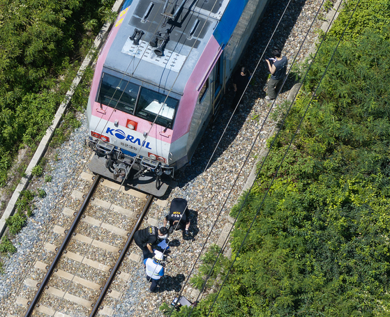 Inspectors examine the Mugunghwa train that hit seven workers in Cheongdo County, North Gyeongsang, on Aug. 19, killing two and seriously injuring five. [YONHAP]