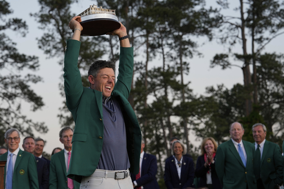 Rory McIlroy holds the trophy at the Masters Tournament on April 13 in Augusta, Georgia. [AP/YONHAP] 