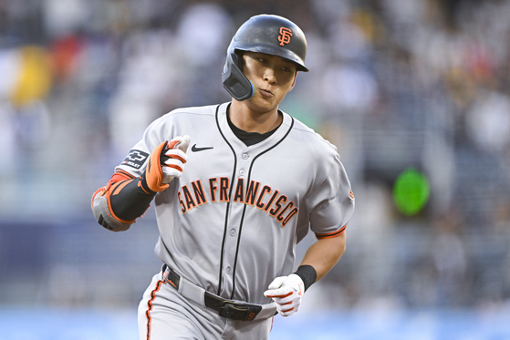 San Francisco Giants outfielder Lee Jung-hoo rounds the bases after hitting a solo home run during the first inning against the San Diego Padres at Petco Park in San Diego, California on Aug. 19. [REUTERS/YONHAP] 