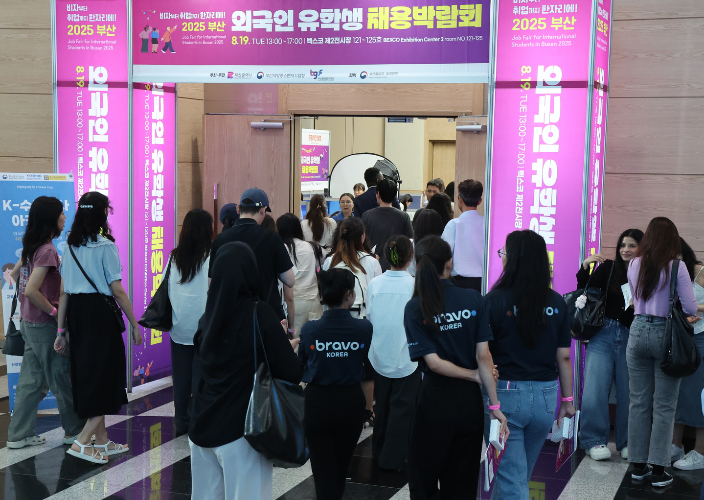 International students enter the Job Fair for International Students in Busan on Aug. 19 at Busan's Bexco convention center. [JOONGANG ILBO]