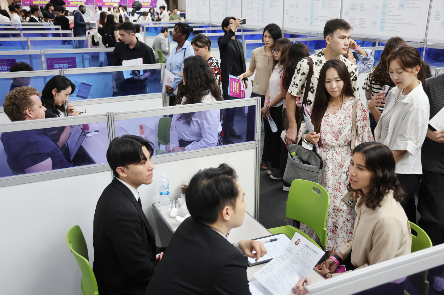 International students consult with HR representatives at the Job Fair for International Students on Aug. 19 at Busan's Bexco convention center. [YONHAP]