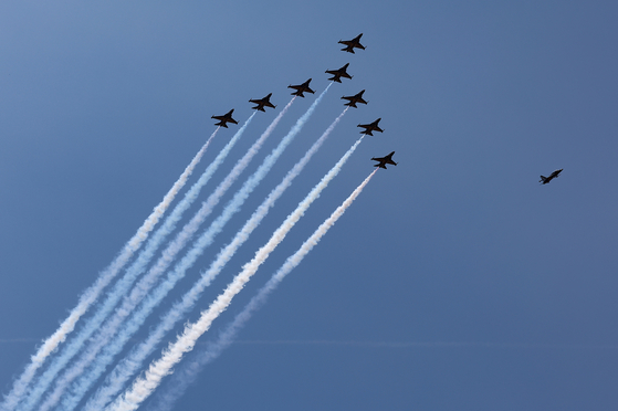 The Air Force’s Black Eagles aerobatic team conducts a practice flight for an air show in Seocho District, southern Seoul on July 10. [YONHAP] 