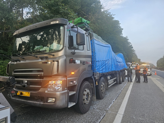 A man died after his SUV skidded on plastic pellets that had spilled across a highway in Hadong County, South Gyeongsang, on Aug. 19. [YONHAP] 