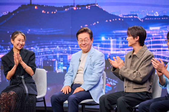 President Lee Jae Myung, center, speaks on a panel discussing the future vision of the K-pop industry in Seocho-dong, southern Seoul, in a prerecorded broadcast aired by Arirang TV on Aug. 20. Other panelists included Maggie Kang, writer and director of "KPop Demon Hunters," members Jihyo and Jeongyeon of K-pop girl group Twice and music producer R.Tee. [PRESIDENTIAL OFFICE]