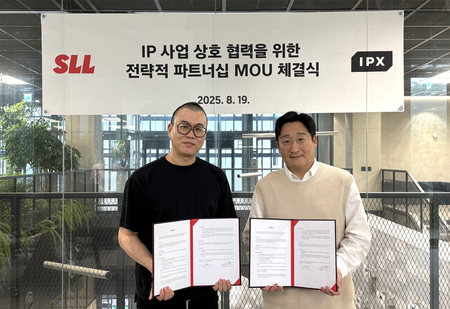 Production studio SLL and IPX, formerly known as Line Friends, signed a memorandum of understanding on Aug. 20. Pictured are Kim Seong-hoon, CEO of IPX, left, and Park Jun-seo, head of production at SLL. [SLL]