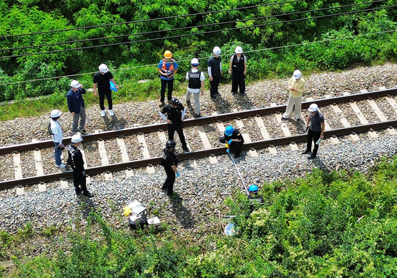 Officials from the North Gyeongsang Provincial Police Precinct, the National Forensic Service, the Aviation and Railway Accident Investigation Board and the Ministry of Employment and Labor conduct a joint inspection at the site of the Mugunghwa train accident in Hwayang-eup, Cheongdo County, North Gyeongsang, on Aug. 20. [NEWS1]