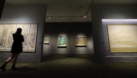 Visitors to the National Museum of Modern and Contemporary Art (MMCA) Deoksugung branch look around art pieces shown as part of the exhibition “Landscapes of Homeland and Longing” at the museum in Jung District, central Seoul on Aug. 13. [YONHAP]
