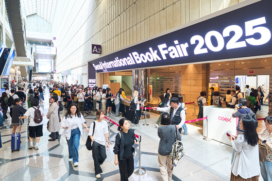 Bibliophiles wait to enter this year's Seoul International Book Fair at Coex in Gangnam District, southern Seoul, on Wednesday. [SEOUL INTERNATIONAL BOOK FAIR]