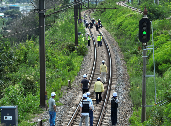 Officials from the North Gyeongsang Provincial Police Agency, the National Forensic Service, the Aviation and Railway Accident Investigation Board and the Ministry of Employment and Labor conduct a joint inspection at the site of the Mugunghwa train accident in Hwayang-eup, Cheongdo County, North Gyeongsang, on Aug. 20. [NEWS1]
