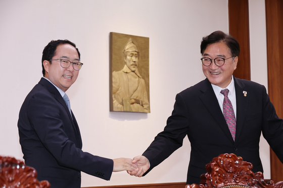National Assembly Speaker Woo Won-shik, right, shakes hands with U.S. Sen. Andy Kim at the National Assembly in Yeouido, western Seoul, on Aug. 18. [YONHAP]