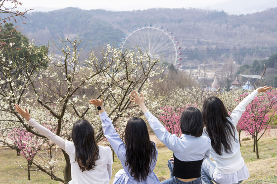 People put their hands in the air for a photo at Sky Garden Trail in Yongin, Gyeonggi. [SAMSUNG C&T]