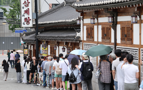 People line up to enter a samgyetang (chicken ginseng soup) restaurant in Jongno District, central Seoul, on Aug. 8. [NEWS1] 