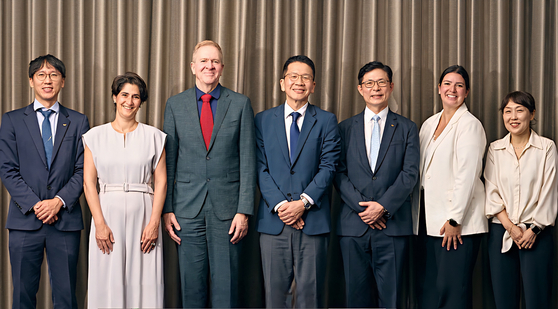 Trevor Mundel, third from left, president of Global Health at the Gates Foundation; Chey Chang-won, fourth from left, vice chairman of SK discovery; and Ahn Jae-yong, fifth from left, CEO of SK bioscience, pose with other officials after a meeting on global health projects in Seoul. [SK BIOSCIENCE]