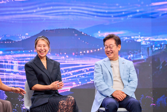 Maggie Kang, the writer and director of Netflix animation film ″KPop Demon Hunters,″ speaks with President Lee Jae Myung at Arirang TV's studio in Seocho District, southern Seoul, for the televised program ″K-Pop: The Next Chapter″ on Aug. 20 in this photo provided by the presidential office. [JOINT PRESS CORPS] 
