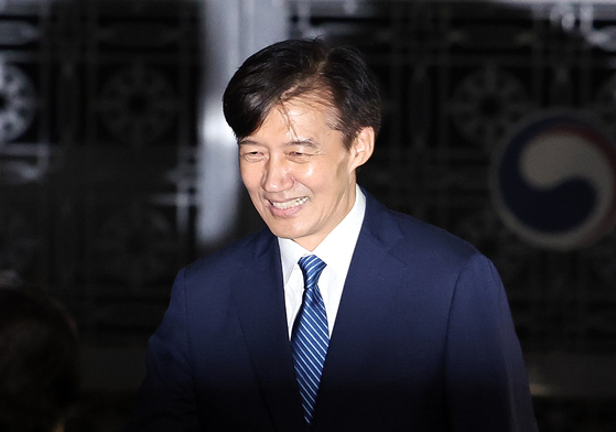 Cho Kuk, former head of the Rebuilding Korea Party, walks out of the Seoul Southern Detention Center in western Seoul on Aug. 15. [NEWS1]