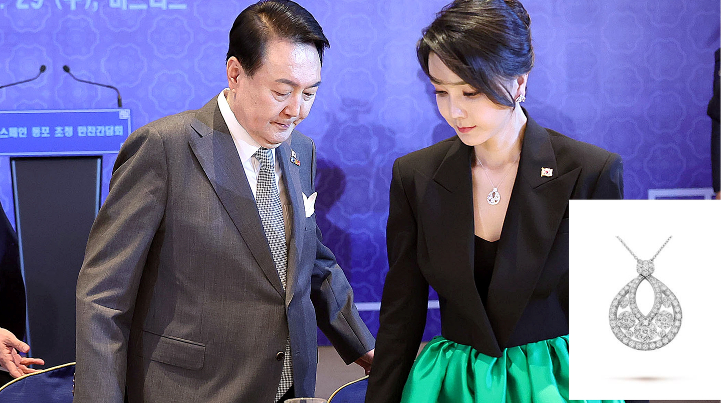 Then-President Yoon Suk Yeol, left, and then-first lady Kim Keon Hee, attend a dining event with the Korean diaspora in Madrid, Spain, in June 2022. A Van Cleef & Arpels pendant, allegedly provided by Seohee Construction's chairman, is seen around Kim's neck. [JOINT PRESS CORPS]