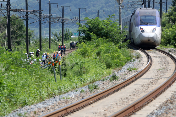 A Mugunghwa train bound for Masan is seen traveling at a slower speed as Korail, police and fire authorities inspect a scene near Cheongdo, North Gyeongsang, after a train hit seven railway workers on Aug. 19. [NEWS1]