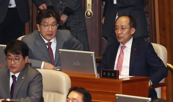 Conservative People Power Party Rep. Choo Kyung-ho, right, are seen at the National Assembly in Yeouido, western Seoul, in December 2024. [NEWS1] 