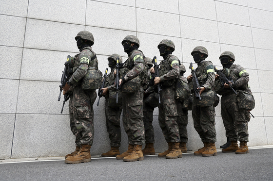 Soldiers take part in a military drill at the Government Complex in central Seoul on Aug. 19. [YONHAP]