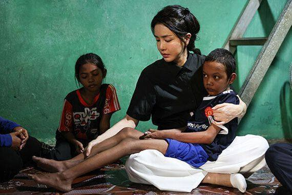 Kim Keon Hee holds a Cambodian body suffering with heart disease at his home in Cambodia during her visit to the country in Nov. 11 in 2022. [PRESDIENTIAL OFFICE]