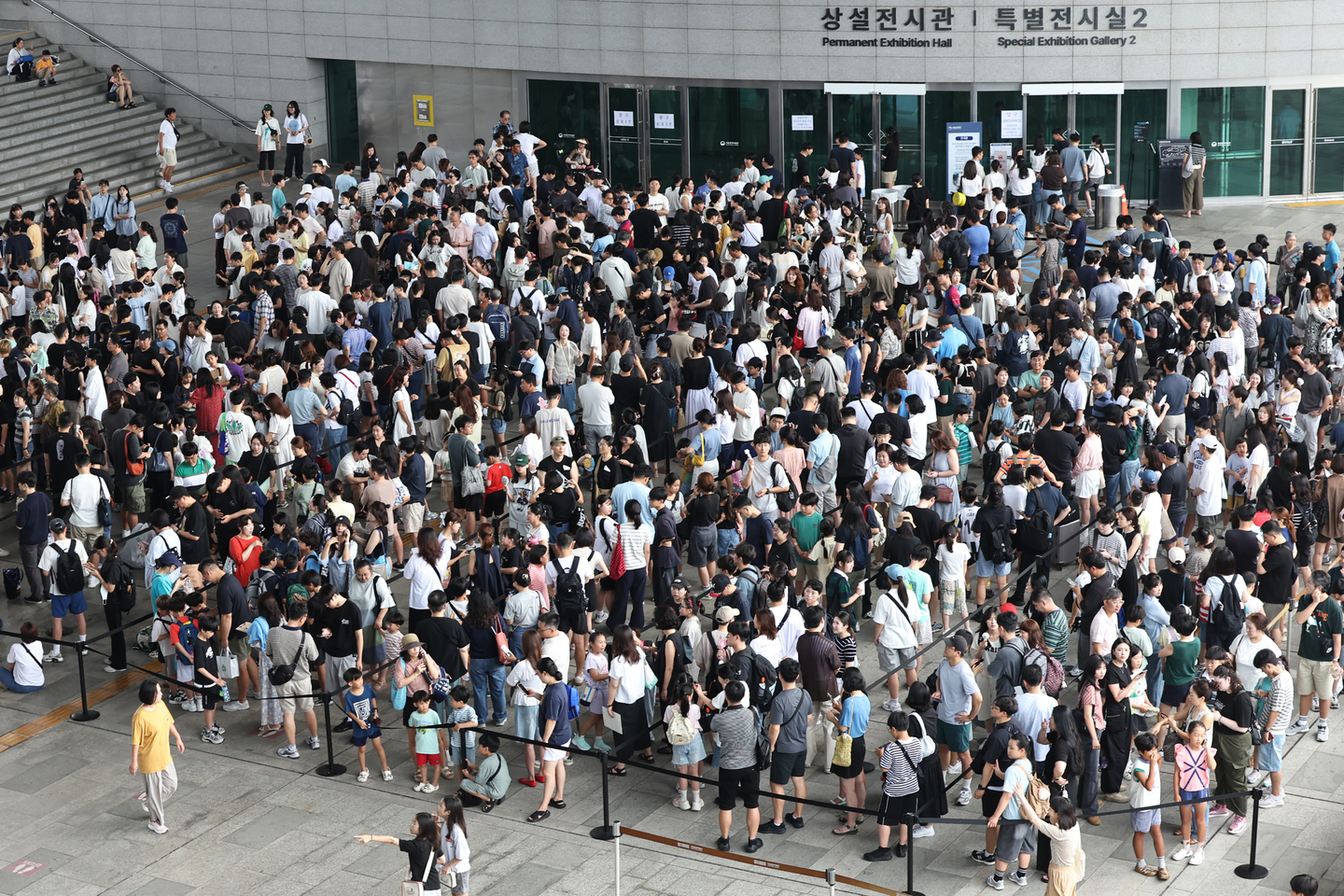 People line up to enter the National Museum of Korea in central Seoul on Aug. 3. [NEWS1]