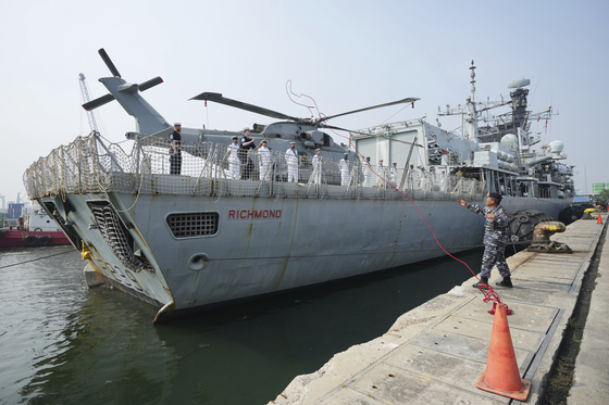 An Indonesian Navy member assists crew members of Royal Navy frigate HMS Richmond to dock upon arrival for a port call at Tanjung Priok Port in Jakarta, Indonesia, on June 25. [AP/YONHAP]