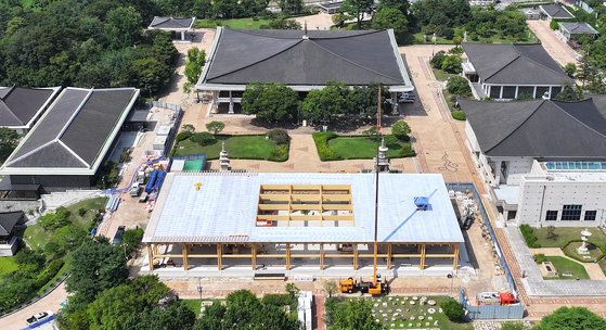 Construction is underway for the APEC summit banquet hall at Gyeongju, North Gyeongsang Province on August 21. A media briefing on site preparations was held at the National Museum in the city on the same day. [YONHAP]