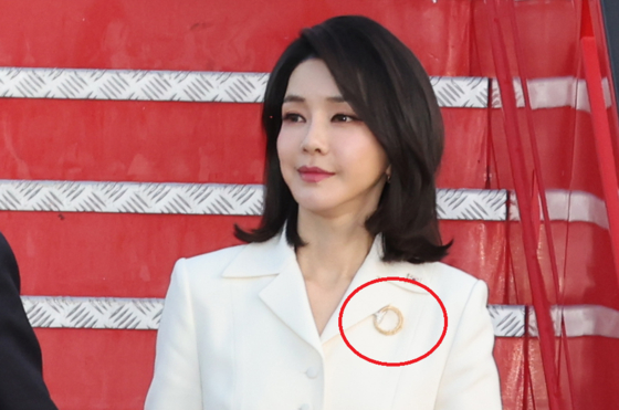 Kim Keon Hee is spotted wearing a Tiffany & Co. brooch during the trip to Spain for the NATO summit in June 2022. The accessory is reported to have been given by Seohee Construction. [JOONGANG ILBO]