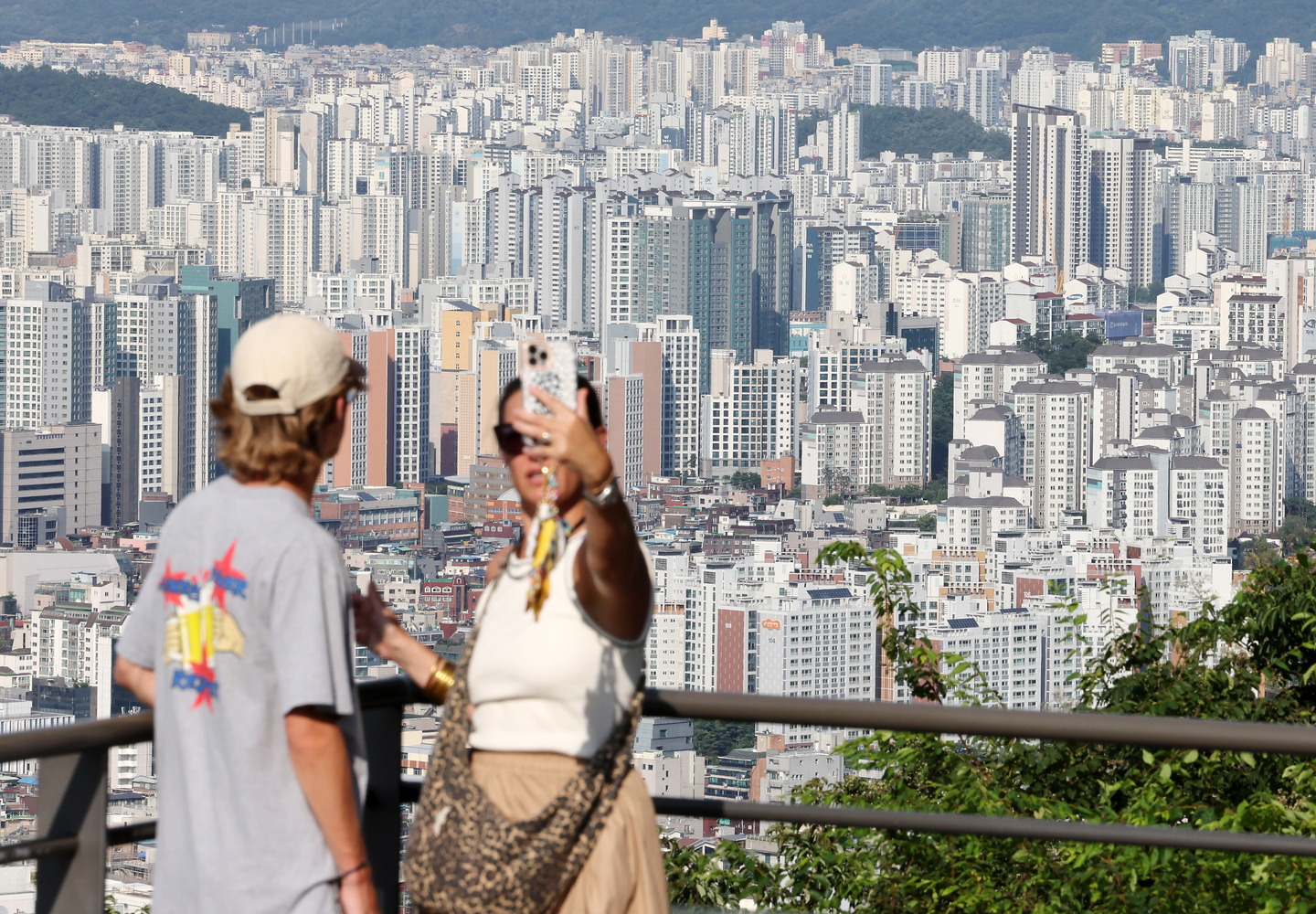 Tourists view Seoul from Mount Namsan in central Seoul on Aug. 21. [YONHAP]