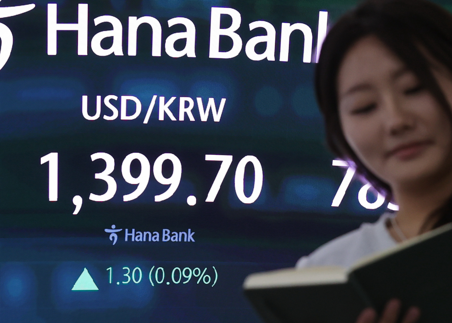 A screen in Hana Bank's trading room in central Seoul shows the Kospi opening on Aug. 22. [YONHAP]