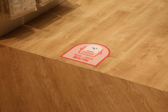 A sign saying ″Pets allowed in carriers and strollers.″ [JOONGANG ILBO]