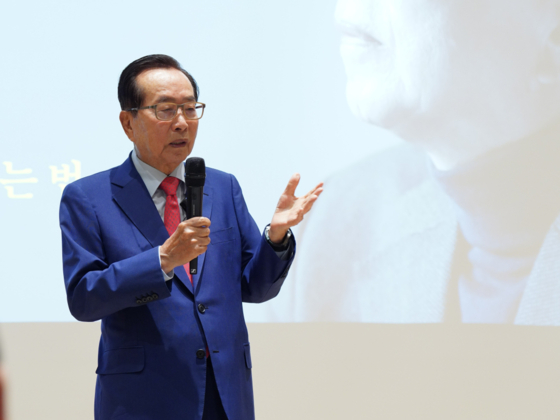 Kim Jae-chul, founder of Dongwon Group, delivers a lecture marking the publication of his autobiography on April 23. [DONGWON GROUP]