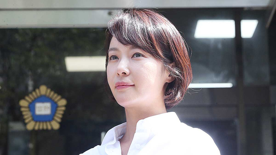 Actor Hwang Jung-eum walks out of Jeju District Court in Jeju after a hearing on Aug. 21. [YONHAP] 