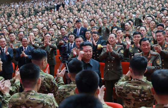 North Korean leader Kim Jong-un met with commanders of the country’s military unit recently returned from deployment in Russia, the state-run Rodong Sinmun reported on Aug. 21. [NEWS1] 