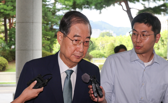 Former Prime Minister Han Duck-soo arrives at special counsel Cho Eun-suk's office in southern Seoul on Aug. 22 to undergo questioning over his alleged involvement in former President Yoon Suk Yeol's martial law declaration. [YONHAP]