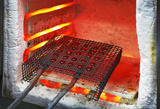 Cloisonné beads being fired in an 800-degree Celsius kiln [PARK SANG-MOON]
