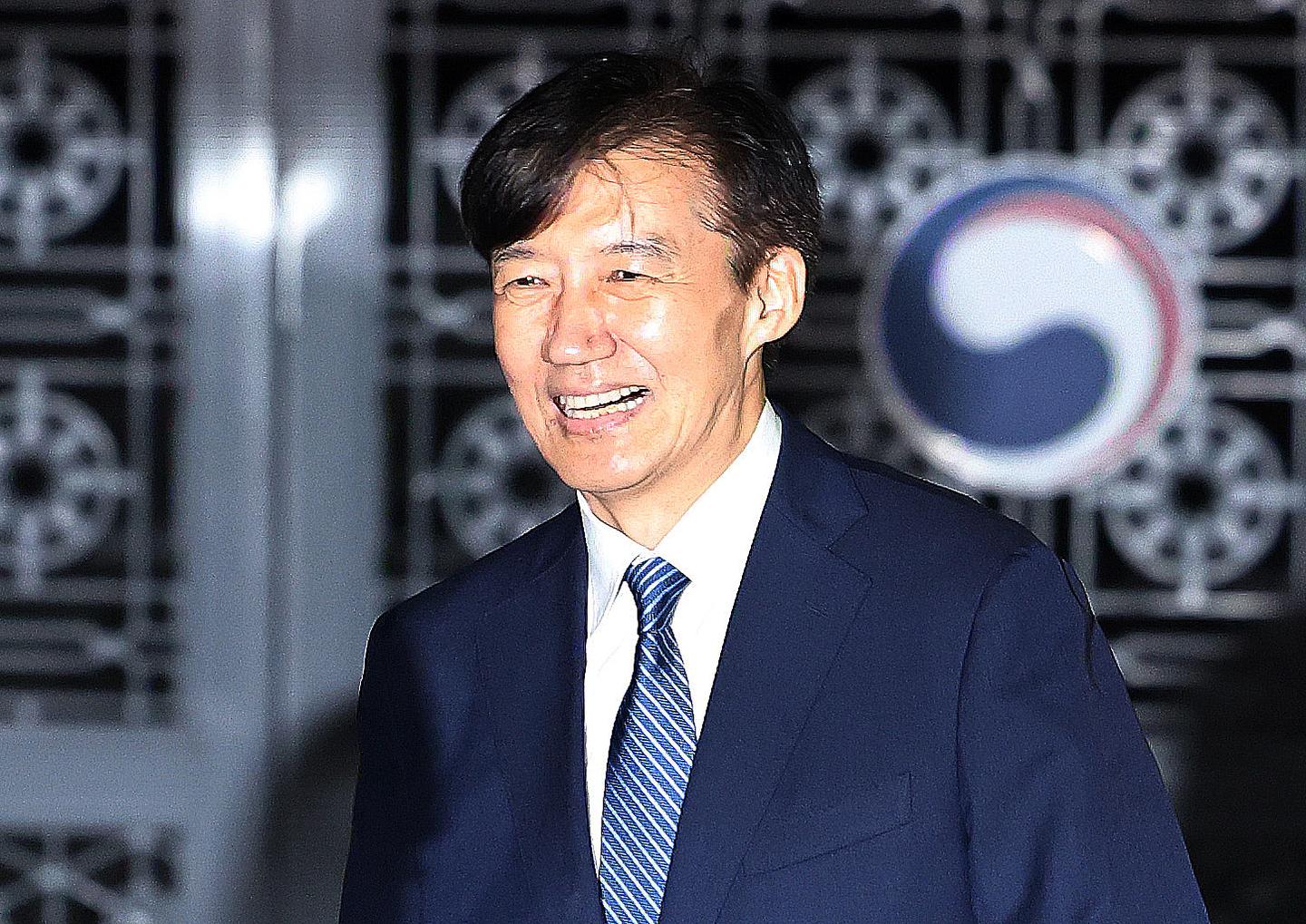 Cho Kuk, former leader of the Rebuilding Korea Party and recipient of the first special pardon and reinstatement under the Lee Jae-myung administration, walks out of the Seoul Southern Detention Center in Guro District, western Seoul, on Aug. 15. [NEWS1] 