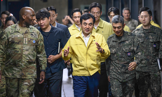 Defense Minister Ahn Gyu-back, center, speaks to U.S. Forces Korea Commander Gen. Xavier Brunson, right from Ahn, during Ahn's visit to CP Tango, a key wartime command, on Aug. 20. [ROK-US COMBINED FORCES COMMAND] 