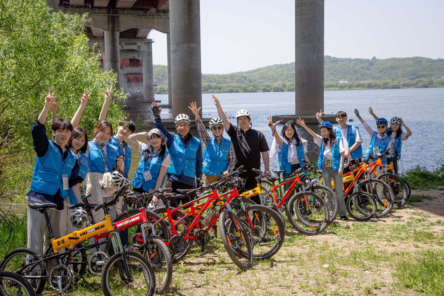 Members of an inaugural ″Eco-Challengers″ cohort participate in an environmental activity along the Han River in an undated photo. [GLOBAL CIVIC SHARING]