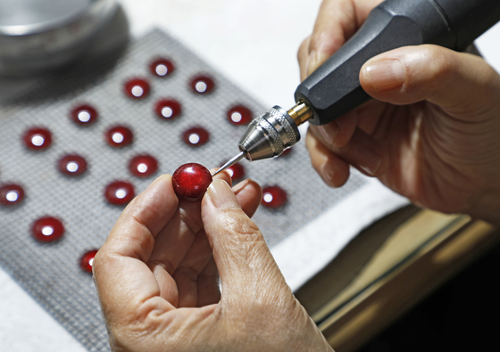 Lee Soo-kyung uses drill to polish the beads [PARK SANG-MOON]