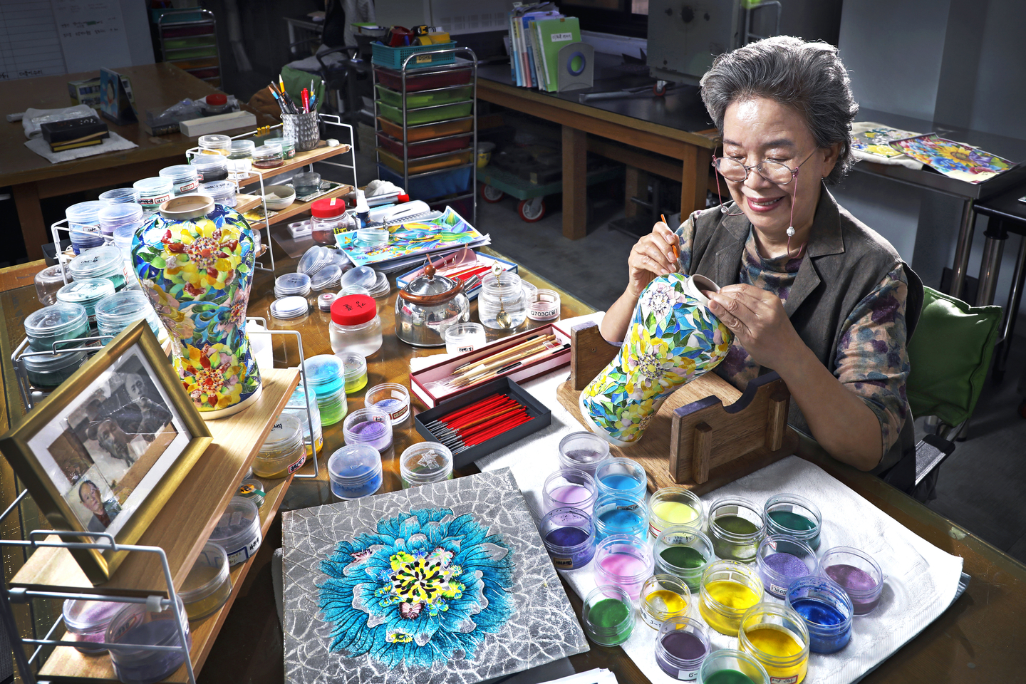 Master artisan Lee Soo-kyung, recognized as the Grand Master of cloisonné, carefully applies enamel to her work at her studio in Nam District, Ulsan. [PARK SANG-MOON]