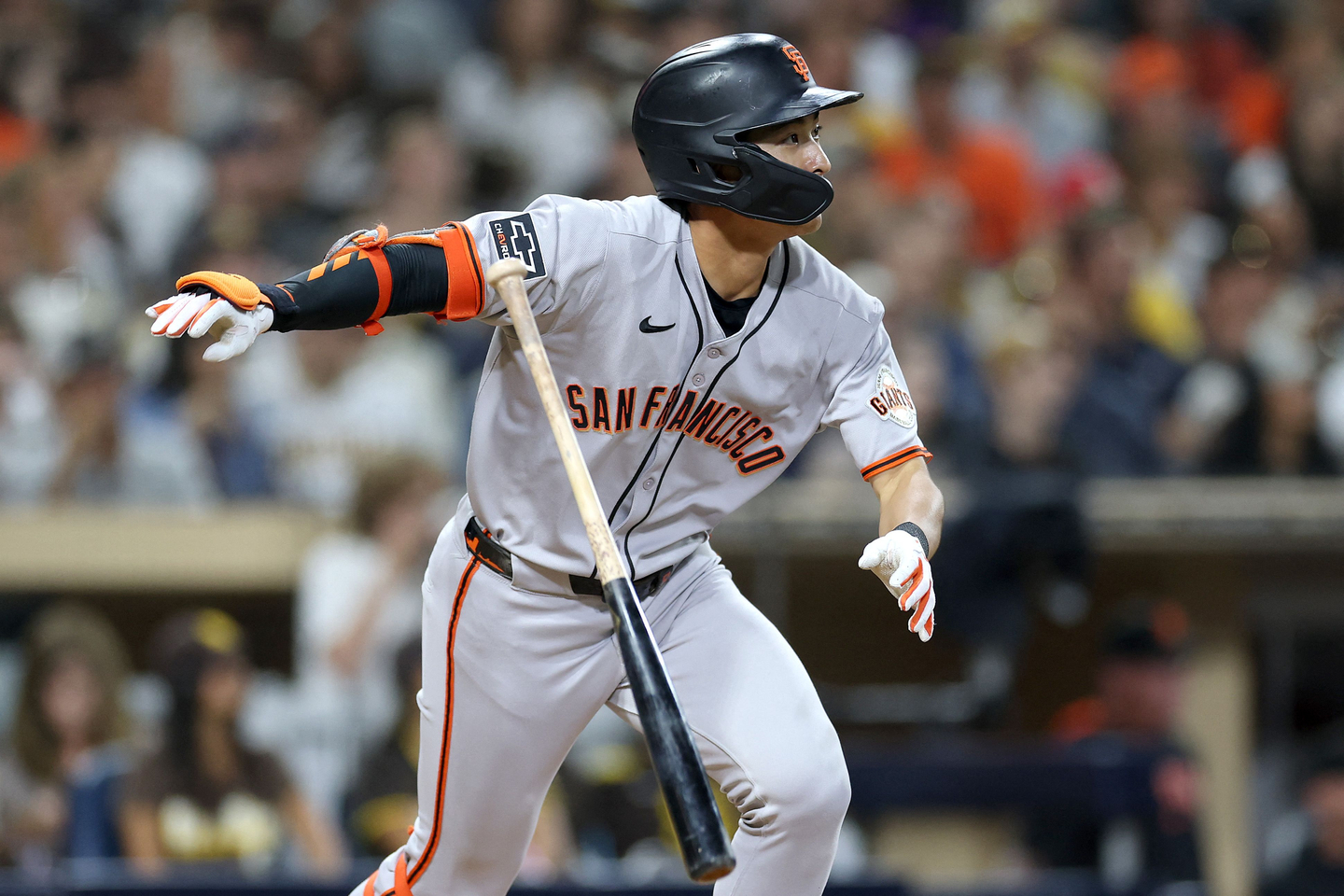 Lee Jung-hoo of the San Francisco Giants heads to first base after hitting a double against the San Diego Padres during the clubs' MLB regular-season game at Petco Park in San Diego on Aug. 19. [AFP/YONHAP]
