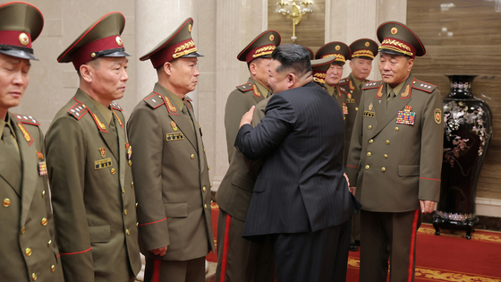 North Korean leader Kim Jong-un met with commanders of the country’s military unit recently returned from deployment in Russia, the state-run Rodong Sinmun reported on Aug. 21. [NEWS1]