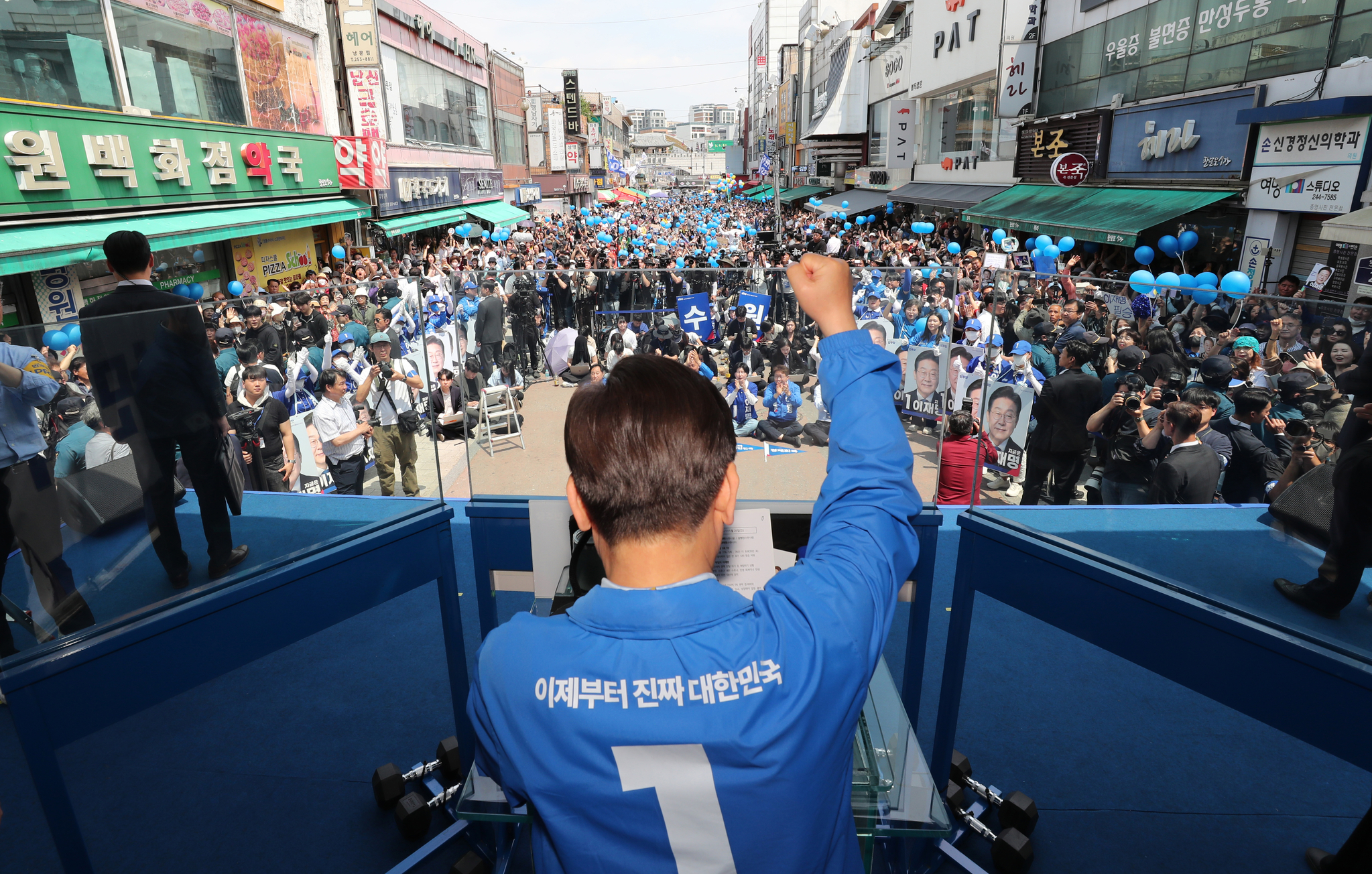 President Lee Jae-myung during his campaign at the Suwon Yeongdong Market in Gyeonggi on May 26 [JOONGANG ILBO]