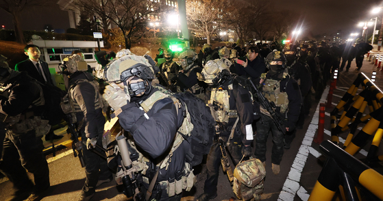 Soldiers exit the National Assembly in Yeouido, western Seoul after former President Yoon Suk Yeol's failed martial law bid on Dec. 4, 2024. [NEWS1] 